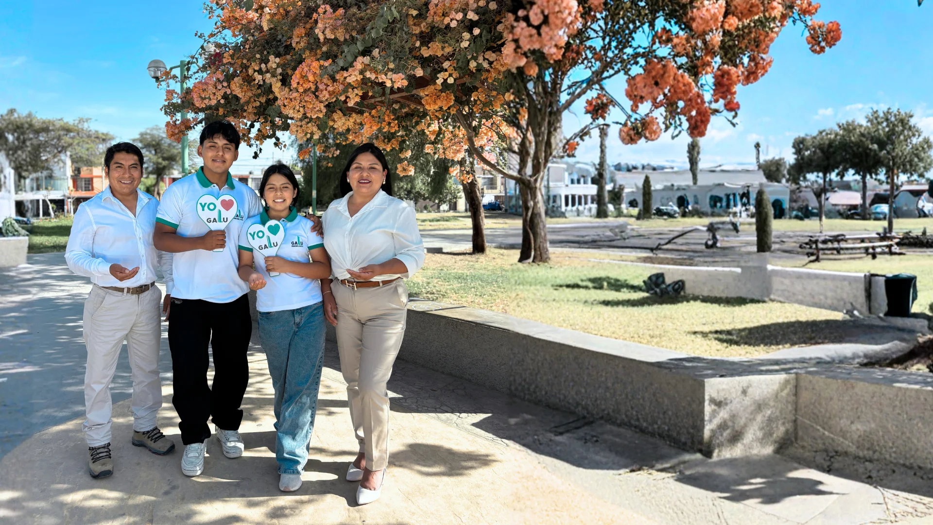 Familia en colina soleada